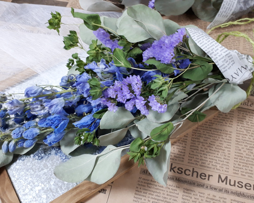 パールアカシアとデルフィニウムのスワッグ パールアカシアとデルフィニウムのスワッグ