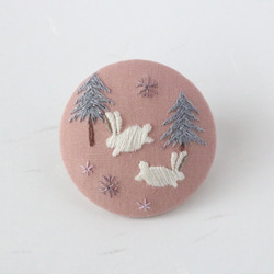 白うさぎと雪の結晶　刺繍ブローチ 1枚目の画像