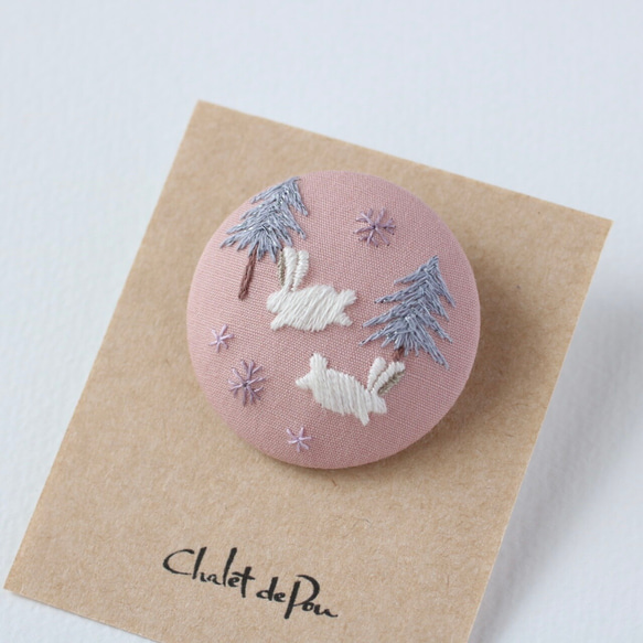 白うさぎと雪の結晶　刺繍ブローチ 3枚目の画像