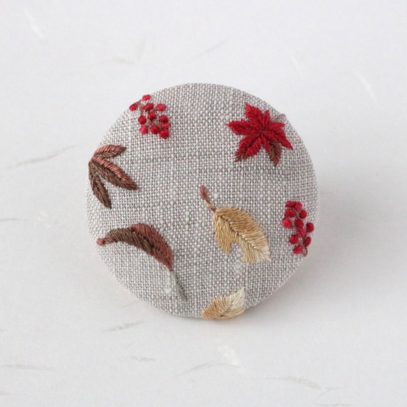 秋のモミジと南天の実　刺繍　ブローチ/ヘアゴム 1枚目の画像