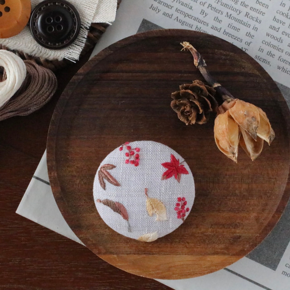 秋のモミジと南天の実　刺繍　ブローチ/ヘアゴム 2枚目の画像