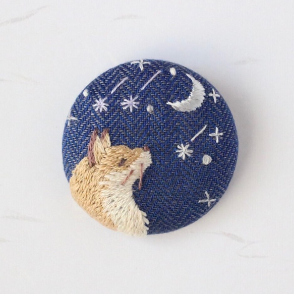 刺繍ブローチ　星降る夜ときつね 1枚目の画像