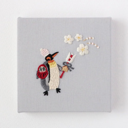刺繍ファブリックパネル　ペンギンとだるまと梅の花　約10cm角【受注制作】 1枚目の画像