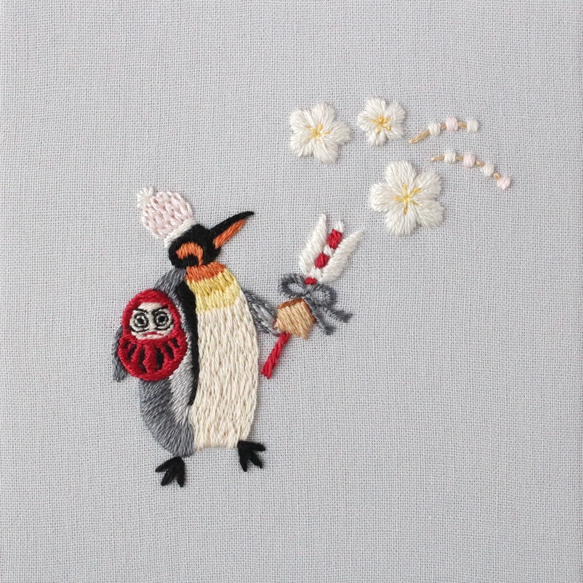 刺繍ファブリックパネル　ペンギンとだるまと梅の花　約10cm角【受注制作】 3枚目の画像