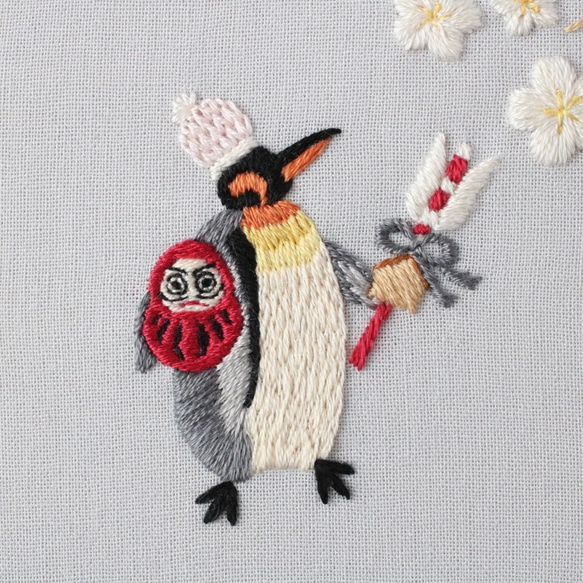 刺繍ファブリックパネル　ペンギンとだるまと梅の花　約10cm角【受注制作】 4枚目の画像