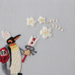 刺繍ファブリックパネル　ペンギンとだるまと梅の花　約10cm角【受注制作】 5枚目の画像
