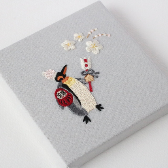 刺繍ファブリックパネル　ペンギンとだるまと梅の花　約10cm角【受注制作】 7枚目の画像