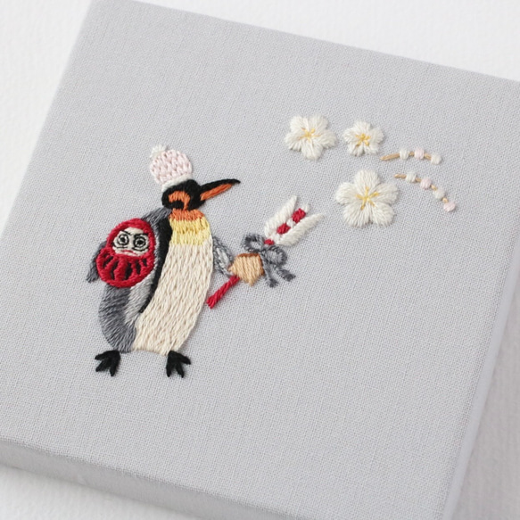 刺繍ファブリックパネル　ペンギンとだるまと梅の花　約10cm角【受注制作】 8枚目の画像