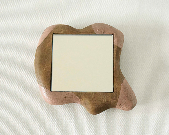 木彫り手鏡 さ・い・ぼ・う（クラック・ピンクグレー）float 2枚目の画像