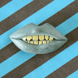 金歯のブローチ（コンクリート製） 1枚目の画像