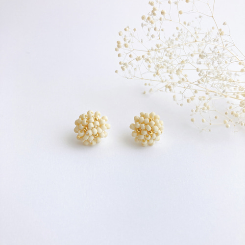 コヒトツブ 耳たぶに収まるお花のようなビーズのイヤリング コヒトツブ 耳たぶに収まるお花のようなビーズのイヤリング