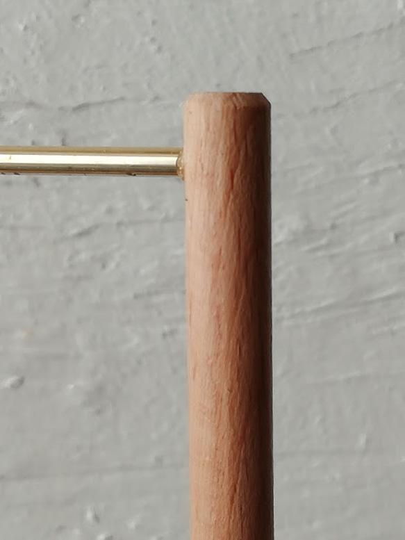 無垢材と真鍮の棒のアクセサリースタンド　５段　ピアスとリング　C3 6枚目の画像
