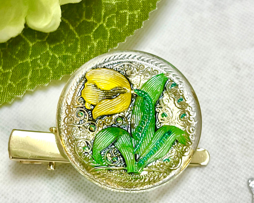 黄色のチューリップのクリアな世界〜チェコガラスボタンのブローチ