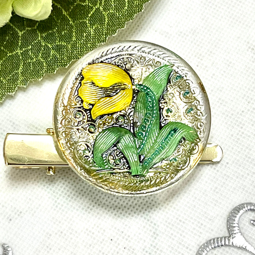 黄色のチューリップのクリアな世界〜チェコガラスボタンのブローチ