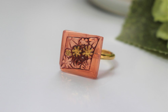 透明ピンクとゴールドの花畑のリング～チェコガラスボタン・フリーサイズ 2枚目の画像