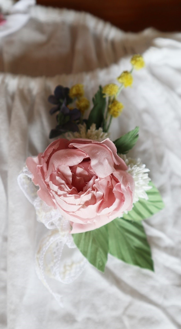 布花アンティークローズと野花のコサージュ（ピンク） 2枚目の画像