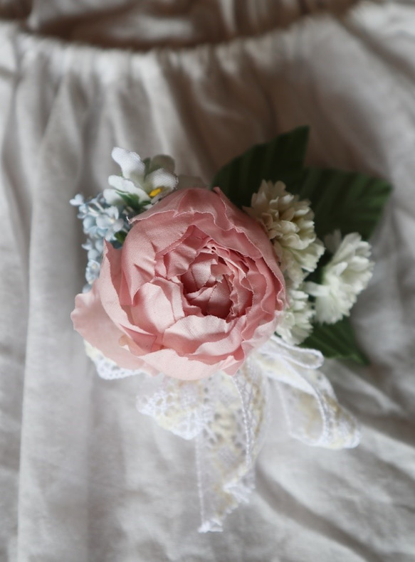 布花アンティークローズと野花のコサージュ（ピンク） 1枚目の画像