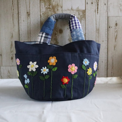 モチーフ編みお花の布トートバッグ（ネイビー） 2枚目の画像