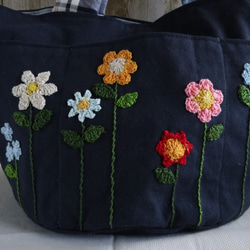 モチーフ編みお花の布トートバッグ（ネイビー） 4枚目の画像