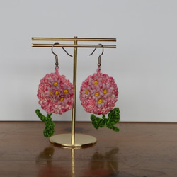 布花とプチプチ刺繍のピアス（ピンク） 1枚目の画像
