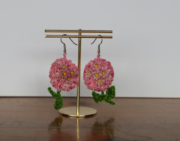 布花とプチプチ刺繍のピアス（ピンク） 1枚目の画像