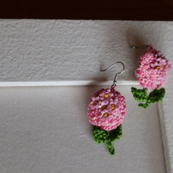 布花とプチプチ刺繍のピアス（ピンク） 2枚目の画像