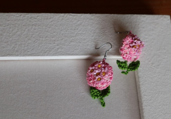 布花とプチプチ刺繍のピアス（ピンク） 2枚目の画像