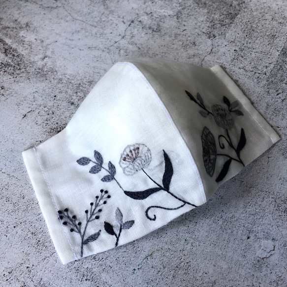 【受注販売】「手刺繍&リネン」立体マスク　Light flower 1枚目の画像