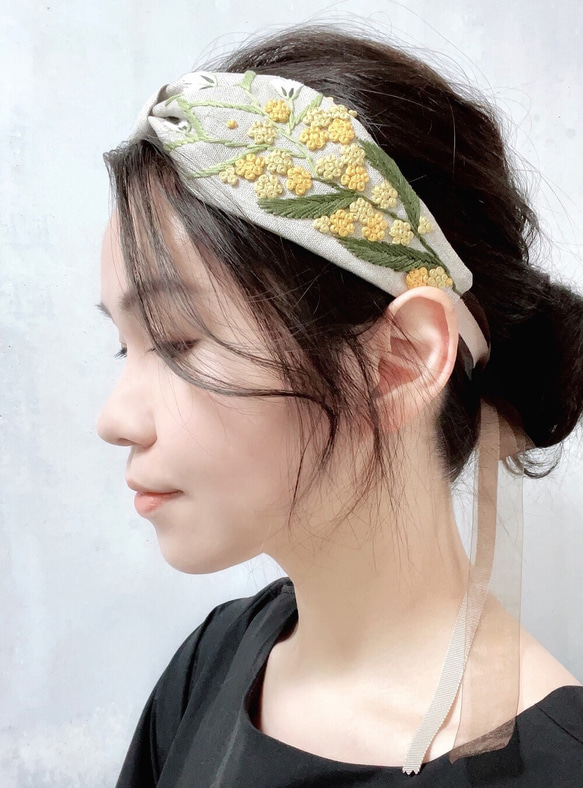 【新作】「手刺繍ミモザFit」&「リボン」ヘアターバン/カチューシャ　100%リネン【受注製作】 7枚目の画像