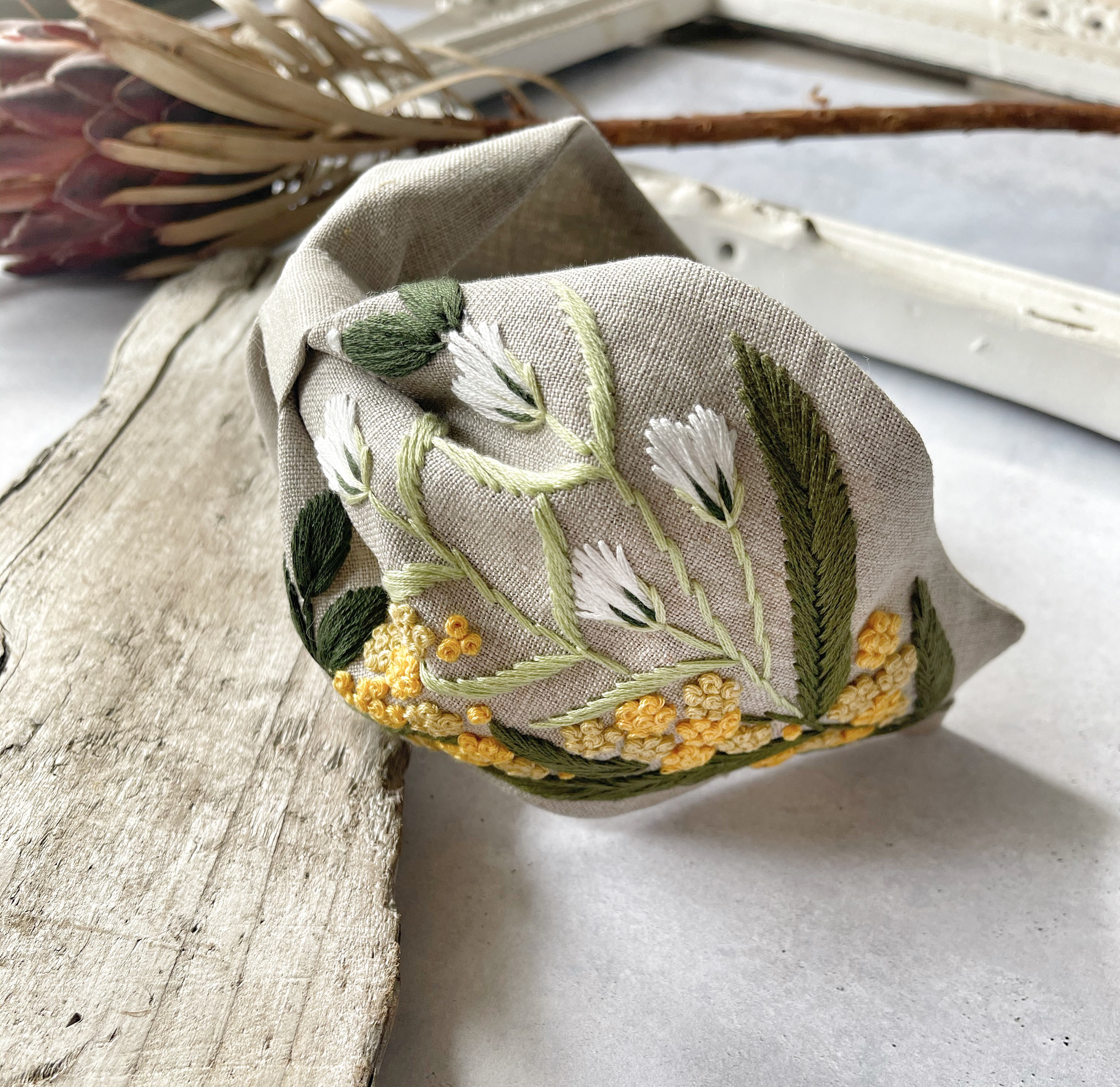 【特集掲載】「ミモザ刺繍Wide」カチューシャ/ヘアバンド　100%リネン生地 【受注製作】｜詳細画像