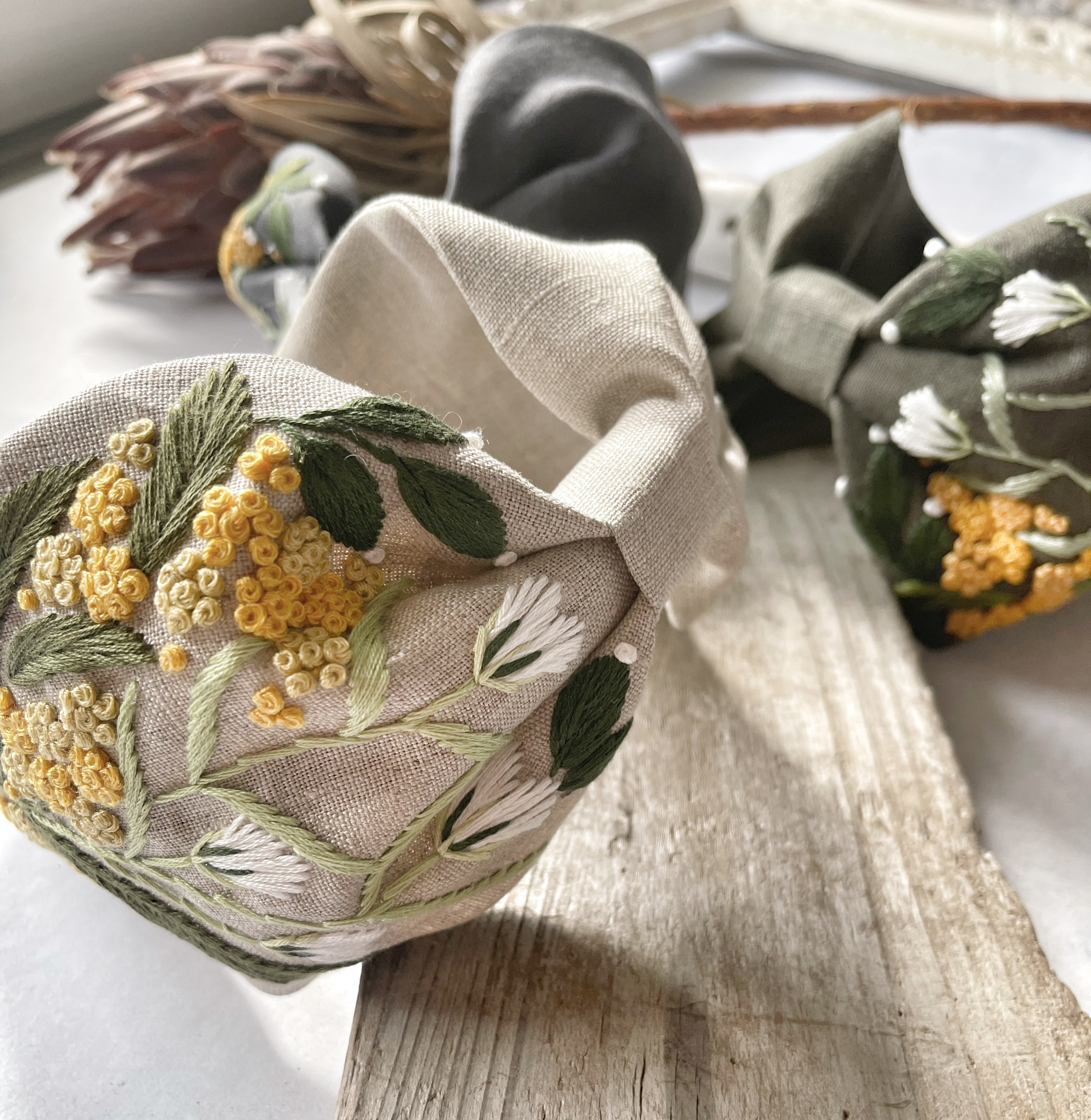 【特集掲載】「ミモザ刺繍Wide」カチューシャ/ヘアバンド　100%リネン生地 【受注製作】｜詳細画像