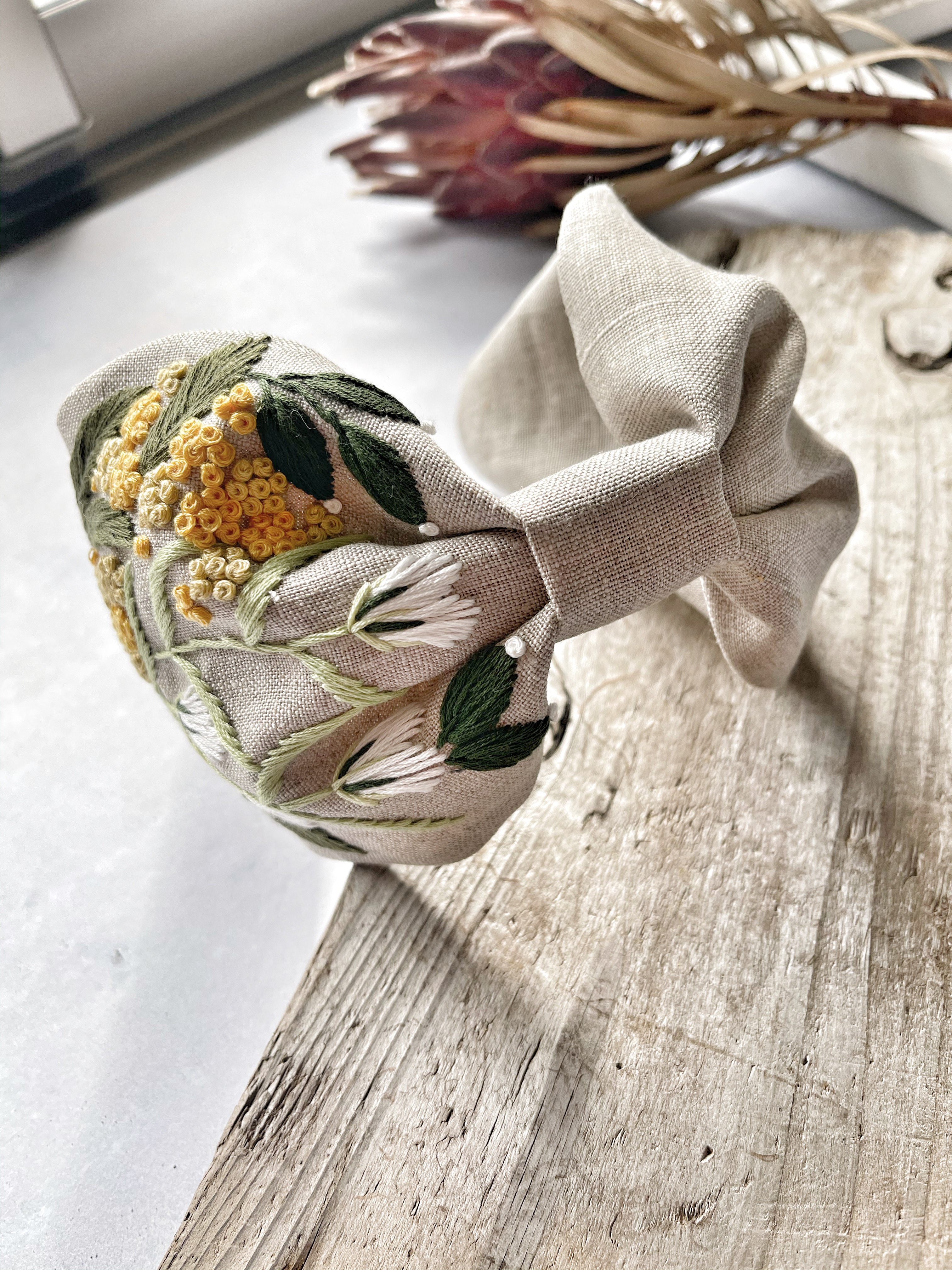 【特集掲載】「ミモザ刺繍Wide」カチューシャ/ヘアバンド　100%リネン生地 【受注製作】｜詳細画像