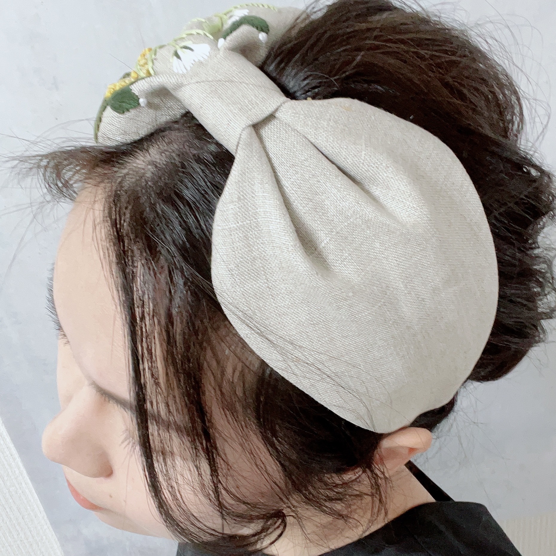 【特集掲載】「ミモザ刺繍Wide」カチューシャ/ヘアバンド　100%リネン生地 【受注製作】｜詳細画像