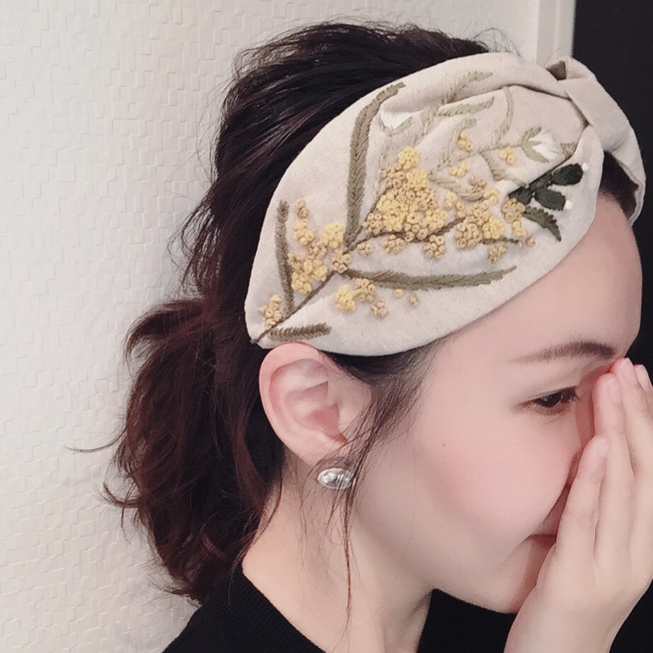 【特集掲載】「ミモザ刺繍Wide」カチューシャ/ヘアバンド　100%リネン生地 【受注製作】｜詳細画像