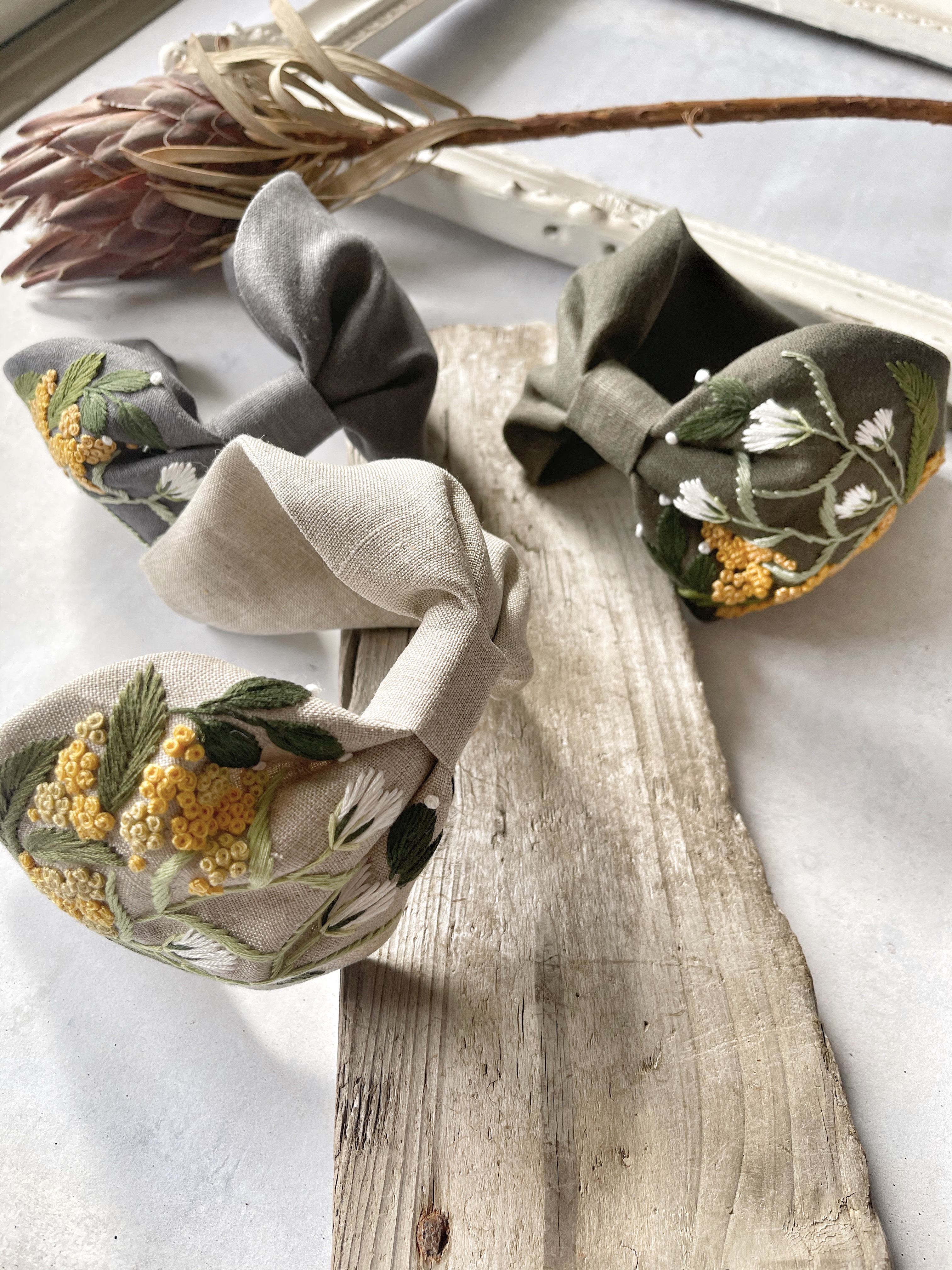 【特集掲載】「ミモザ刺繍Wide」カチューシャ/ヘアバンド　100%リネン生地 【受注製作】｜詳細画像