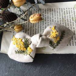 「春」リネン生地 ミモザ刺繍のヘアゴム/ポニーフック 1枚目の画像