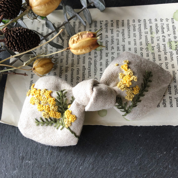 「春」リネン生地 ミモザ刺繍のヘアゴム/ポニーフック 1枚目の画像