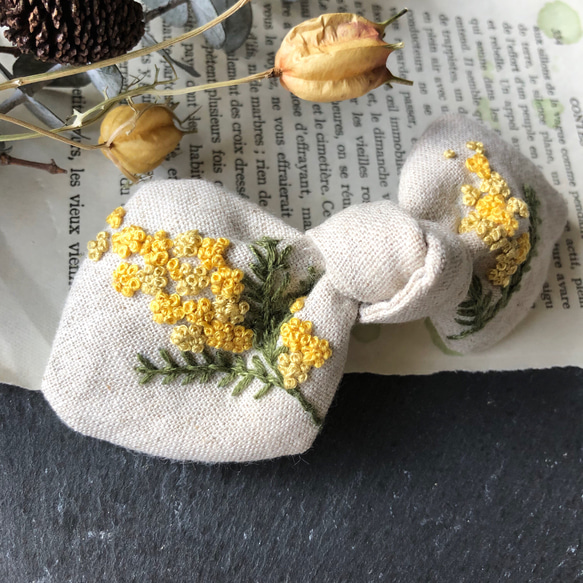 「春」リネン生地 ミモザ刺繍のヘアゴム/ポニーフック 2枚目の画像