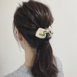 「春」リネン生地 ミモザ刺繍のヘアゴム/ポニーフック 4枚目の画像