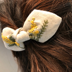 「春」リネン生地 ミモザ刺繍のヘアゴム/ポニーフック 5枚目の画像