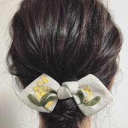 「春」リネン生地 ミモザ刺繍のヘアゴム/ポニーフック 6枚目の画像