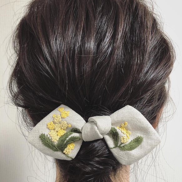 「春」リネン生地 ミモザ刺繍のヘアゴム/ポニーフック 6枚目の画像