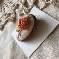 木枠付き バラ刺繍ブローチ「Orange」【受注販売】 2枚目の画像