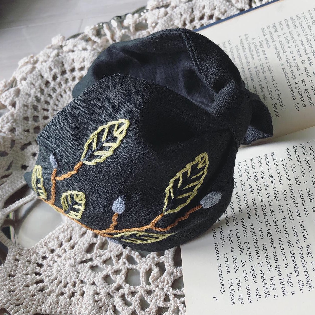 「Black」お花刺繍 リネン ヘアバンド/カチューシャ 【受注販売】