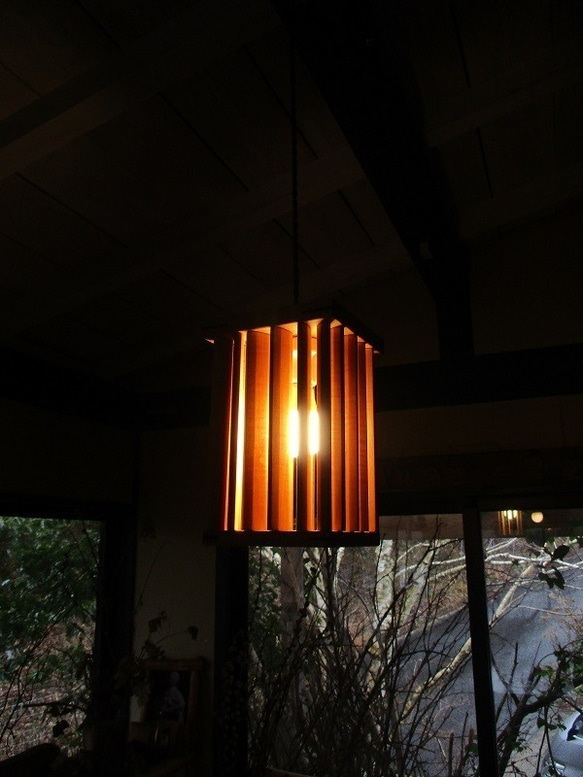 明るさ調整用のルーバー付コードペンダント 