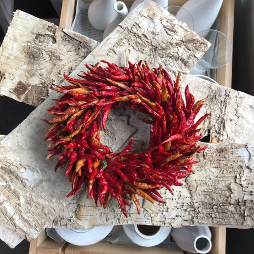 大きめ　ローゼルと唐辛子のリース　ユーカリ　パンパスグラス　秋〰️クリスマス 大きめローゼルと唐辛子のリースユーカリパンパスグラス秋