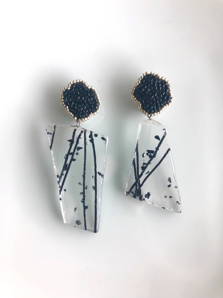 個性的一点物  ビーズ刺繍とステンドグラスのイヤリング(透明×BK)