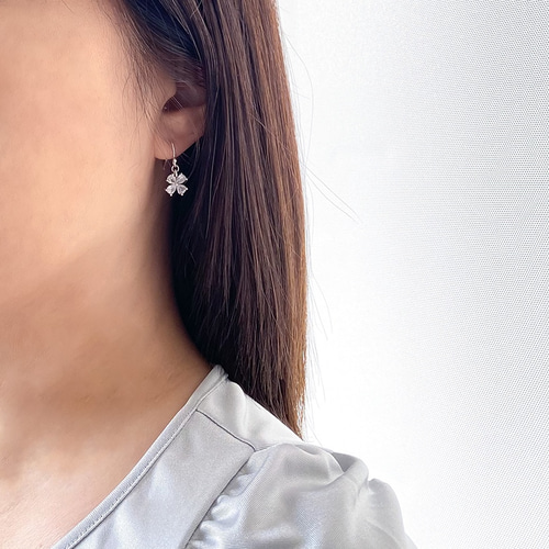 052Ap【幸せ運ぶ】ピアス　四つ葉のクローバー　CZダイヤ　S925　シルバー ピアス 四葉クローバー CZダイヤモンド シルバー925 フラワー