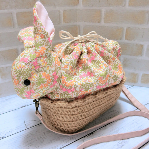 受注生産】かごに入ったうさぎさんのショルダーバッグ シンプル