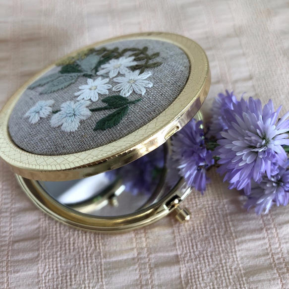 刺繡小鏡子（野菊花/玫瑰金框） 第3張的照片